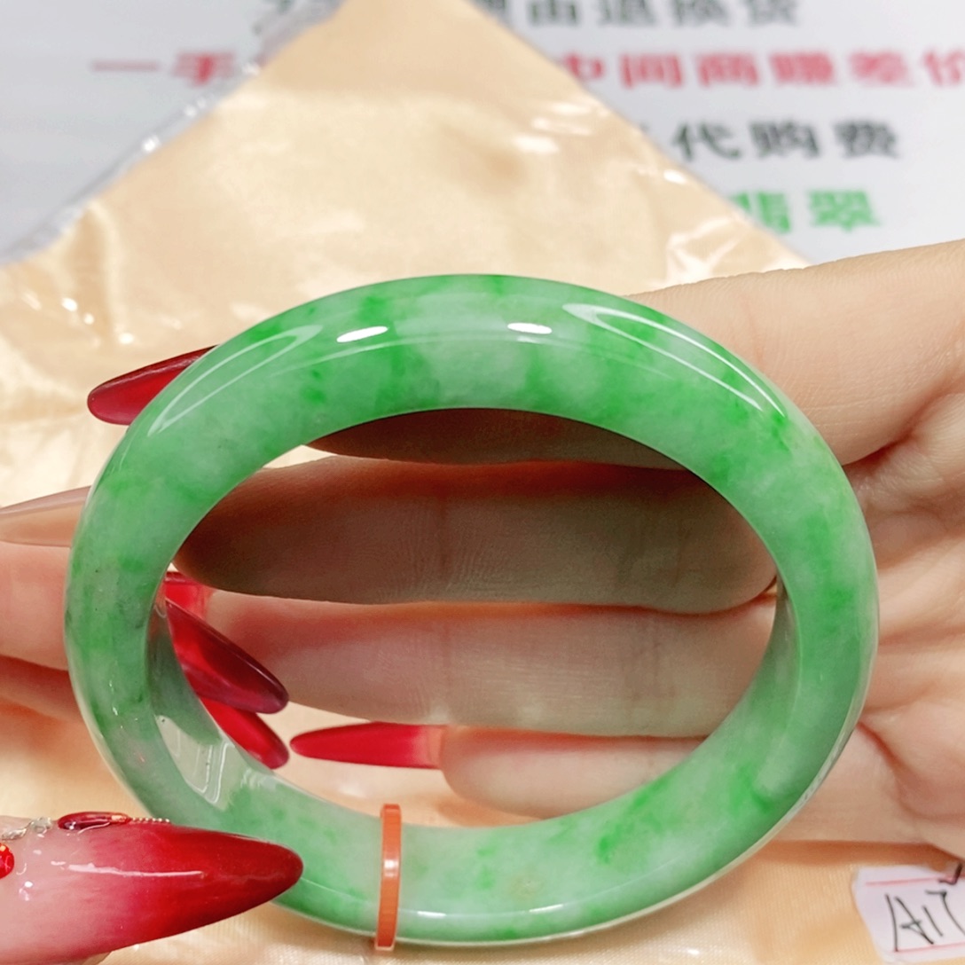 翡翠手镯未镶嵌54.4圈。