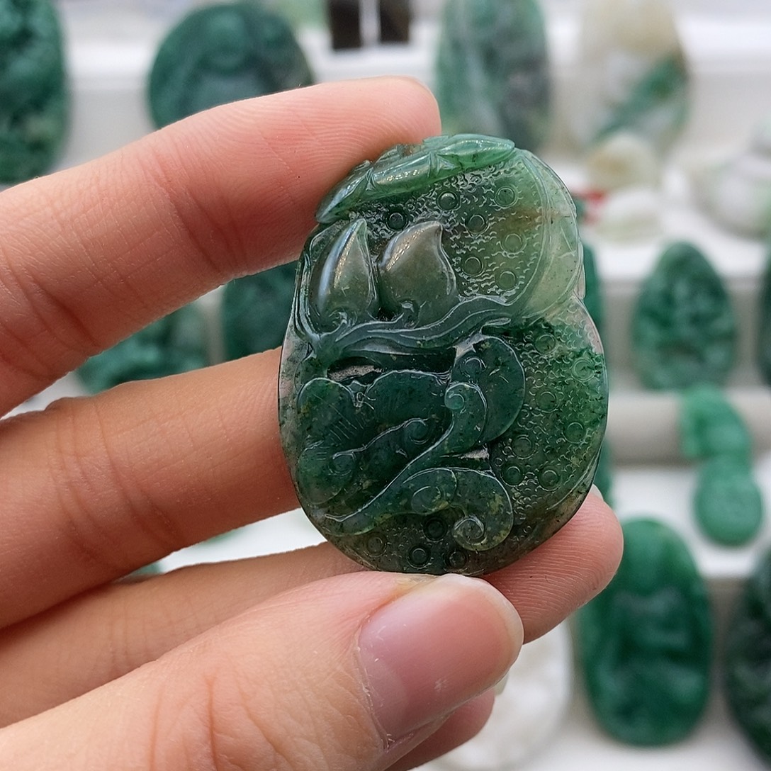 独山玉未镶嵌颈饰