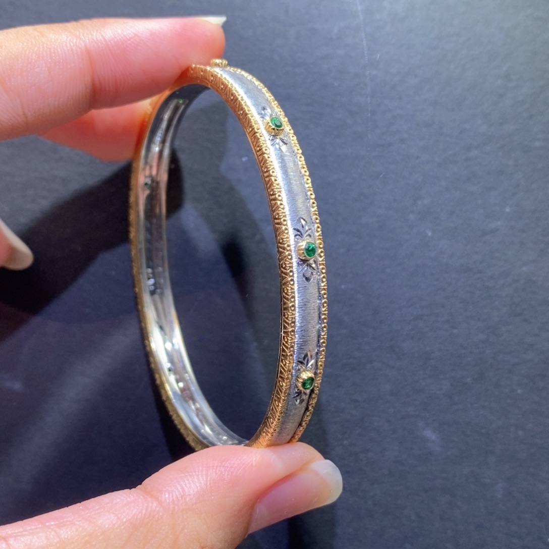 18K金镶嵌手镯钻石k黄k白祖母绿拉丝雕花手镯