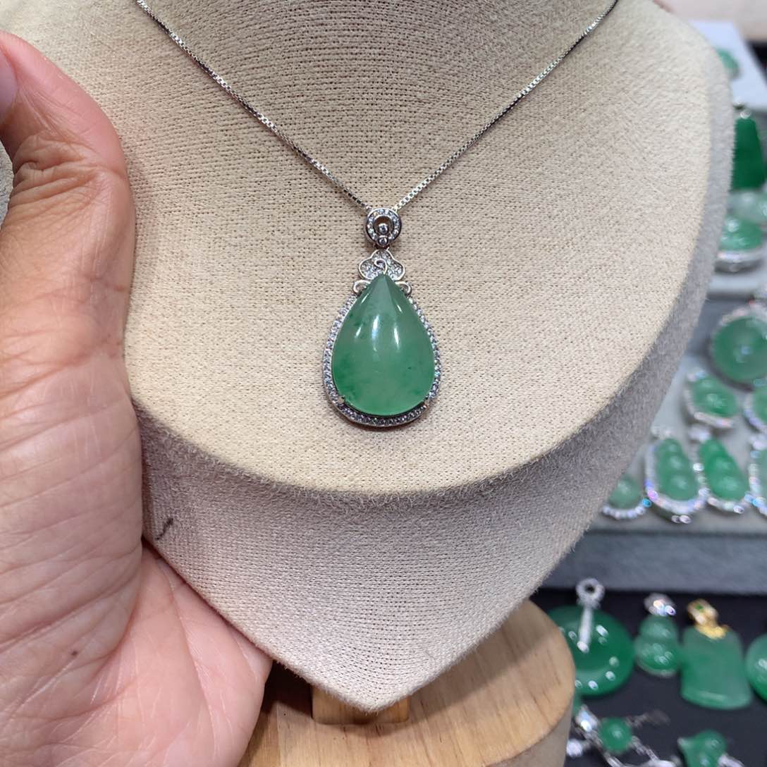 颈饰银S925镶嵌石英质玉（非洲翠）