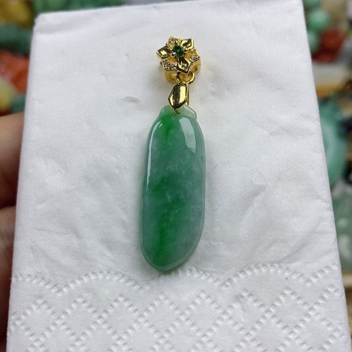 翡翠吊坠(赠链)未镶嵌