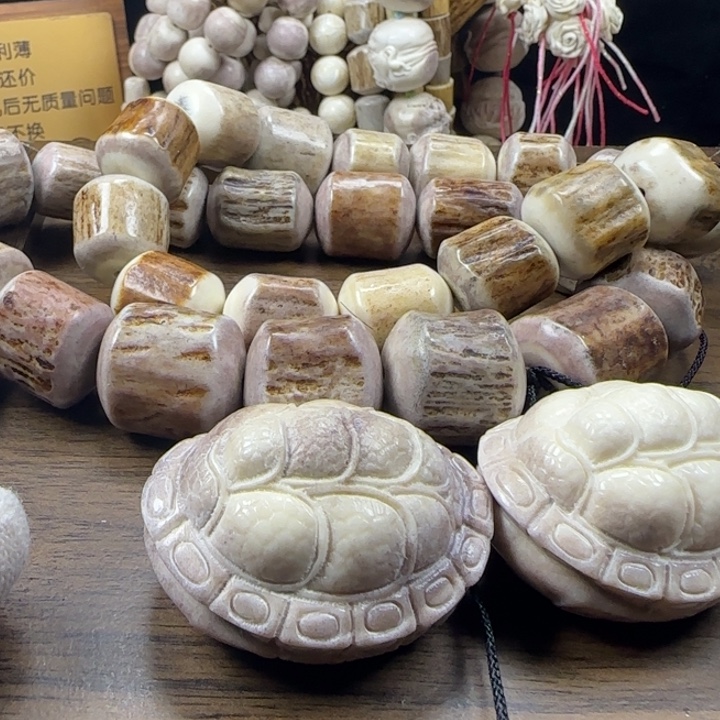 任***姓非金属配饰鹿角雕刻一起