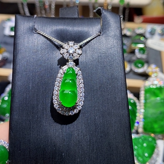 翡翠未镶嵌颈饰吊坠