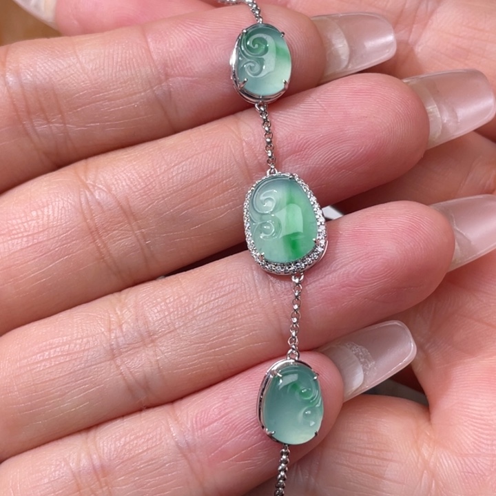 翡翠颈饰18K金镶嵌如意