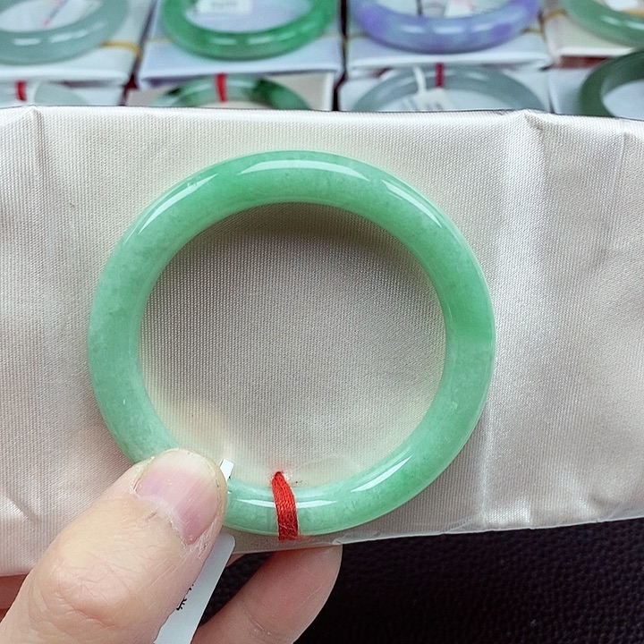 翡翠手镯（圆镯）未镶嵌南****刀缅甸翡翠手镯