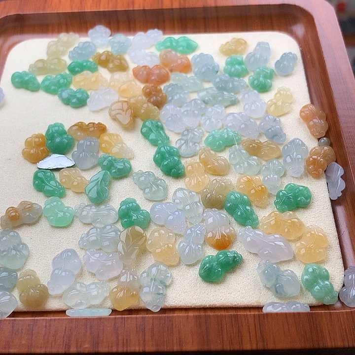 翡翠未镶嵌颈饰小金鱼1个