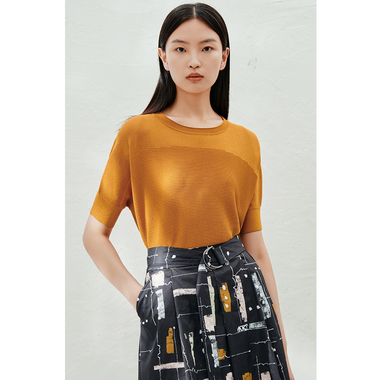 INSUN恩裳夏款天麻丝混纺金葱小蝙蝠设计休闲感针织衫9C63206090