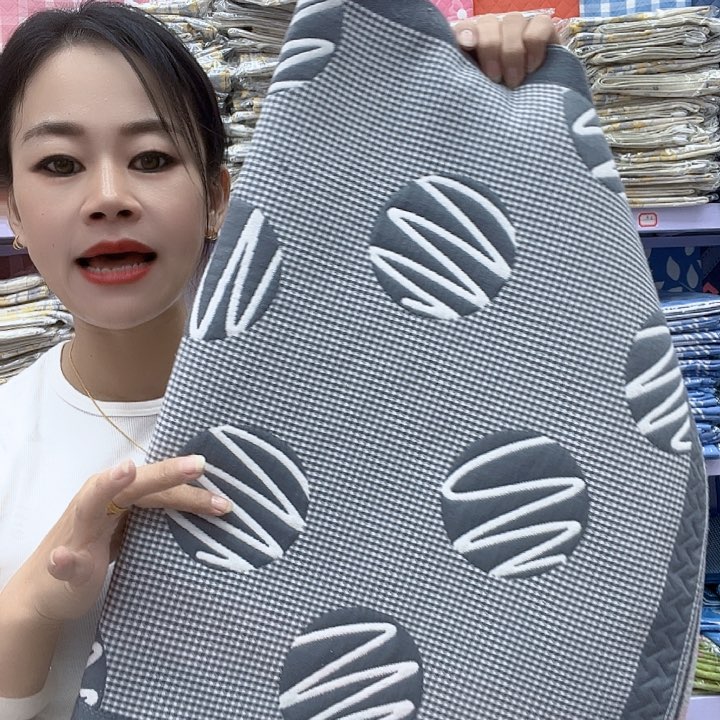 棉灰色圆满比心唇膏