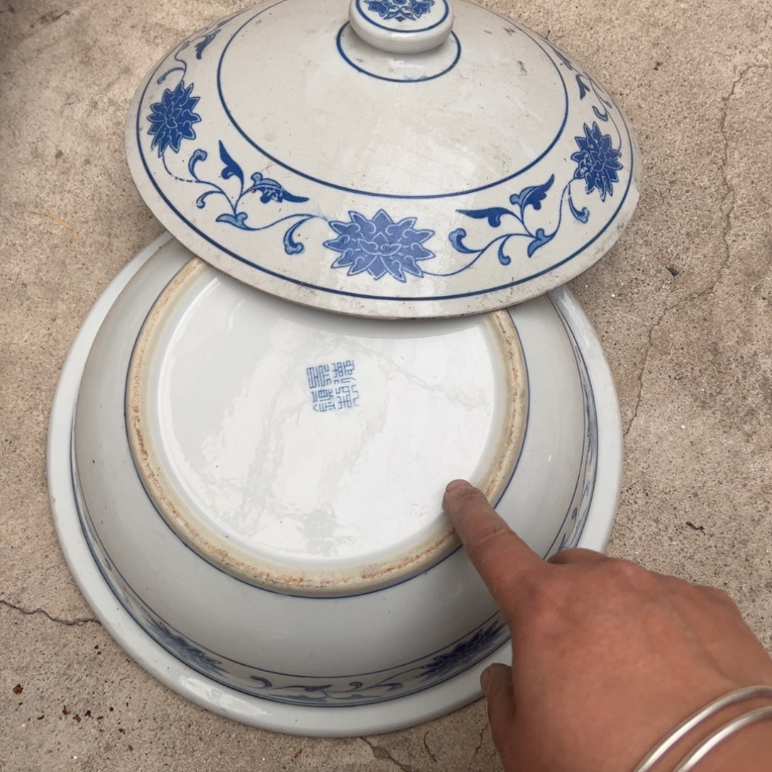 瓷25厘米红旗品锅