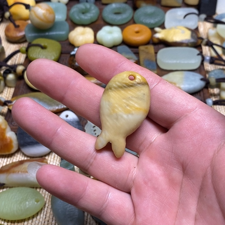 蛇纹石玉未镶嵌颈饰