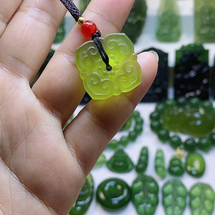 蛇纹石玉颈饰未镶嵌