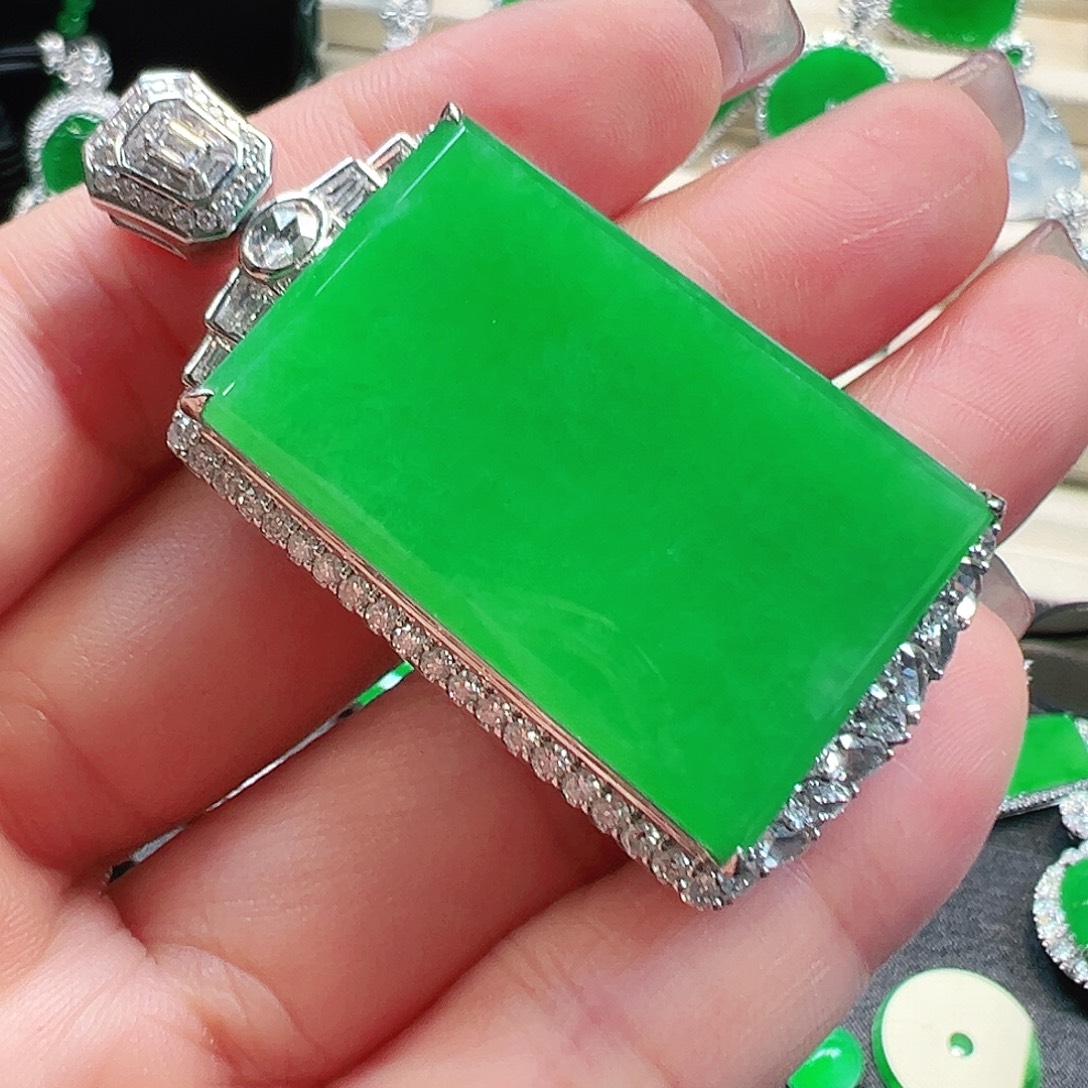 翡翠18K金镶嵌颈饰大无事牌