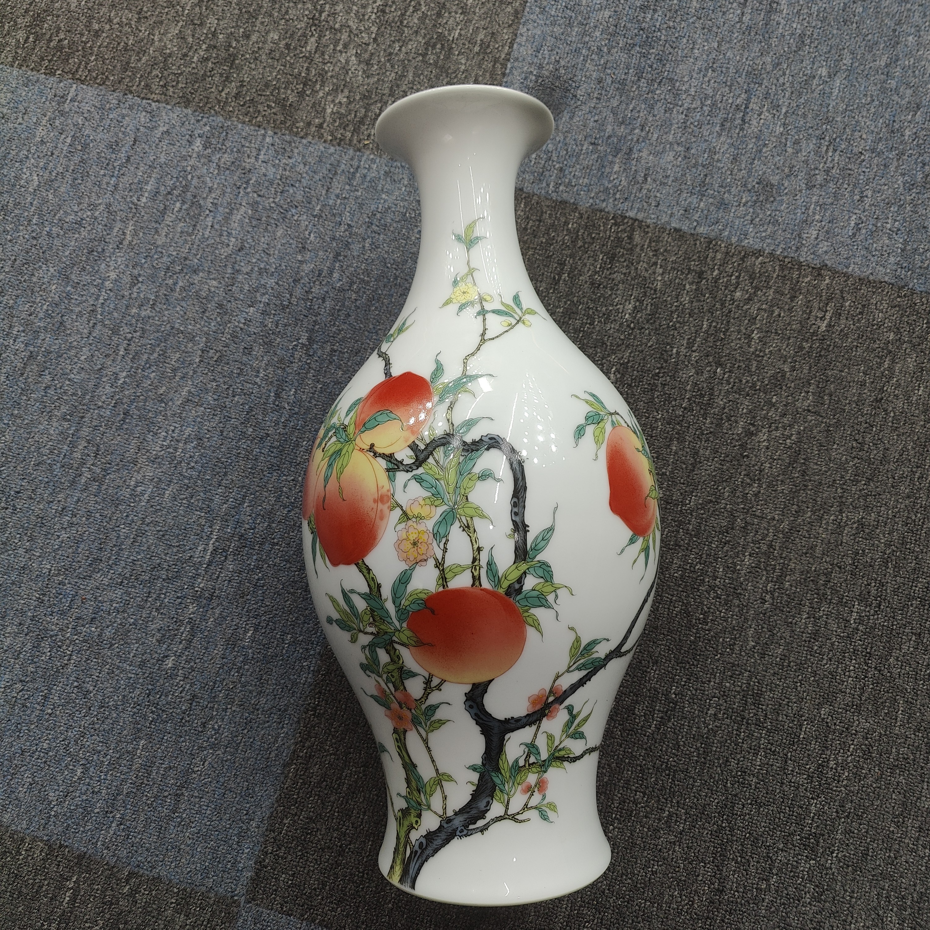 古陶瓷粉彩九桃橄榄瓶