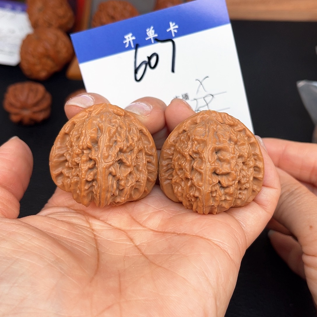 文玩核桃吊坠三角白39尺。  607