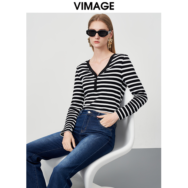 VIMAGE/纬漫纪时尚百搭条纹V领套头针织衫女上衣VC2213008