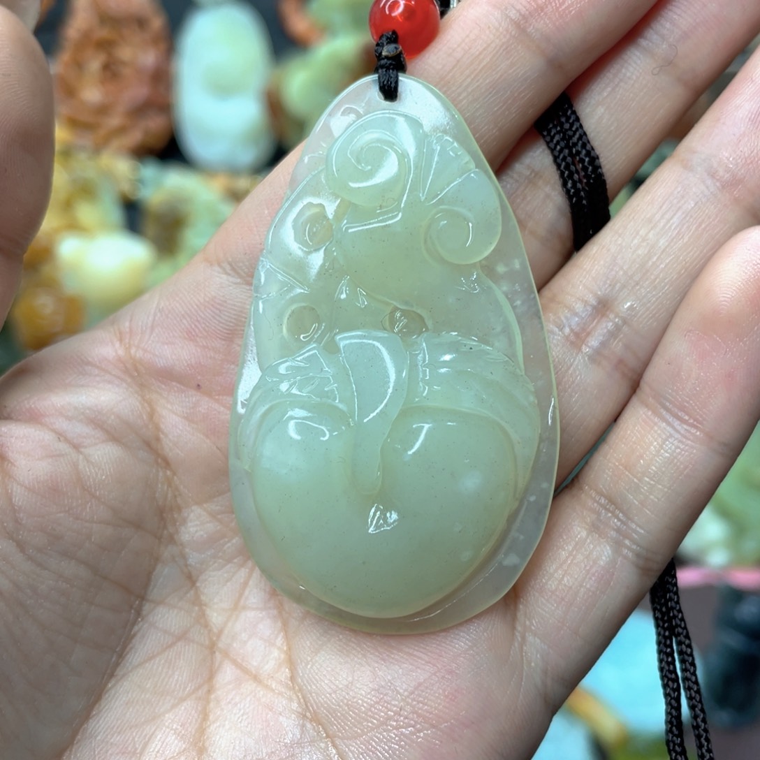 蛇纹石玉颈饰未镶嵌