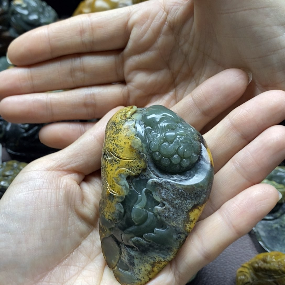 未镶嵌岫岩河磨玉（透闪石质玉）把件流**月