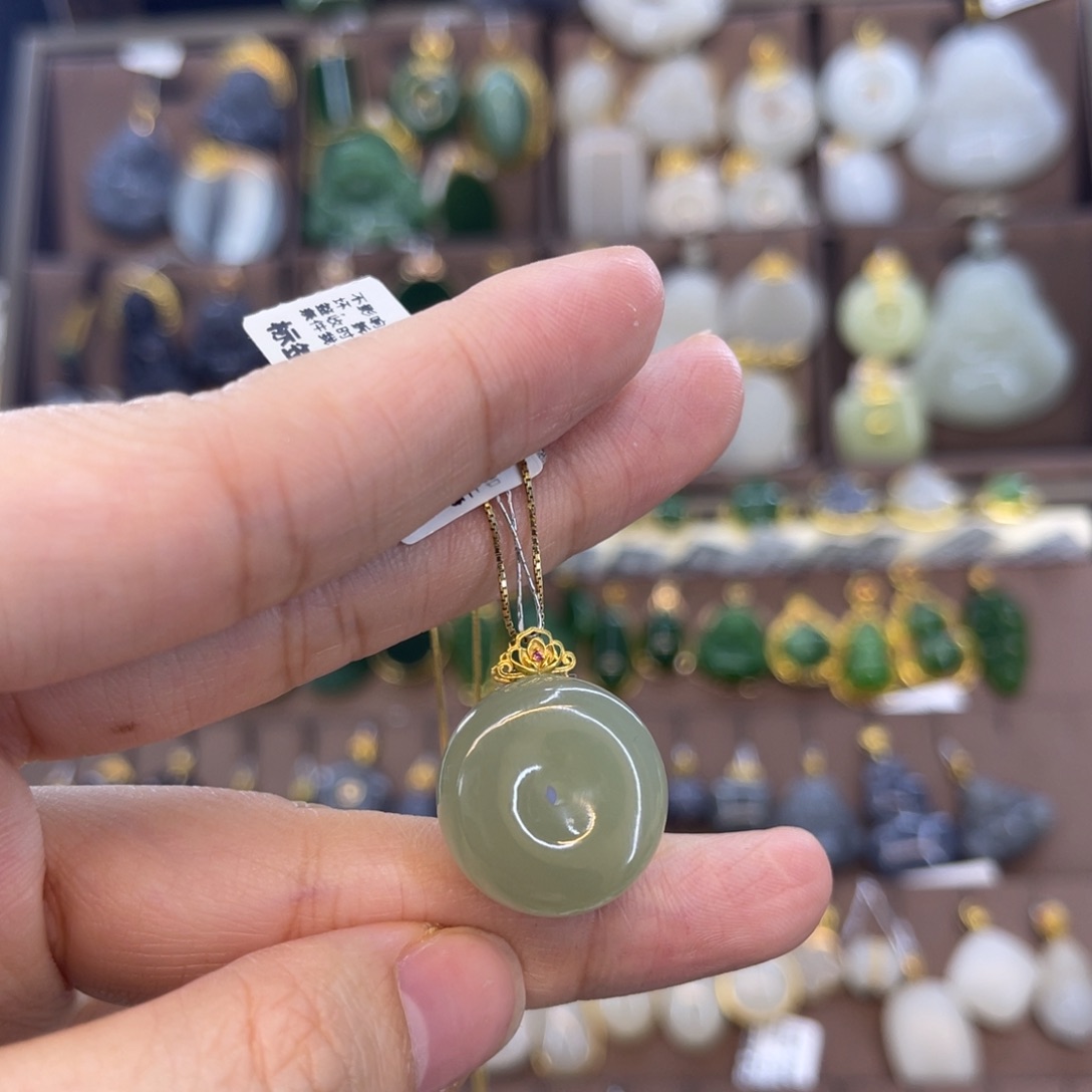 和田玉吊坠18K金镶嵌