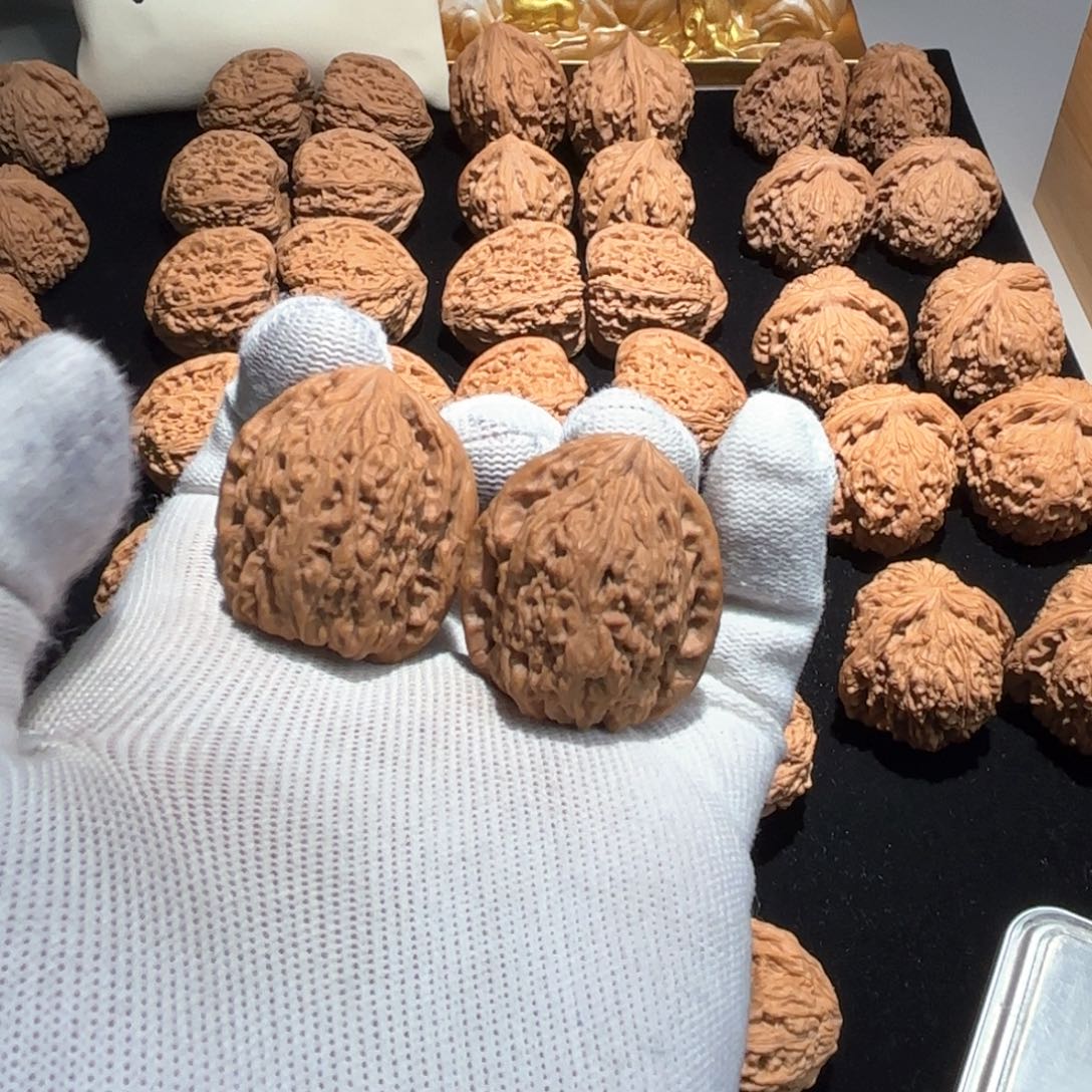 文玩核桃把件?**师南疆石小手捻文玩核桃