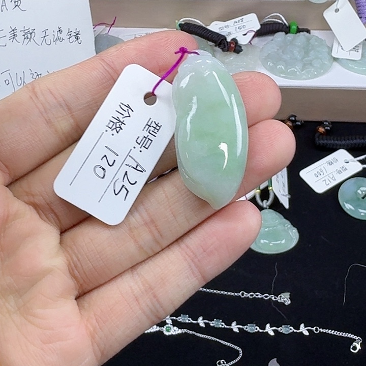 翡翠未镶嵌颈饰福瓜