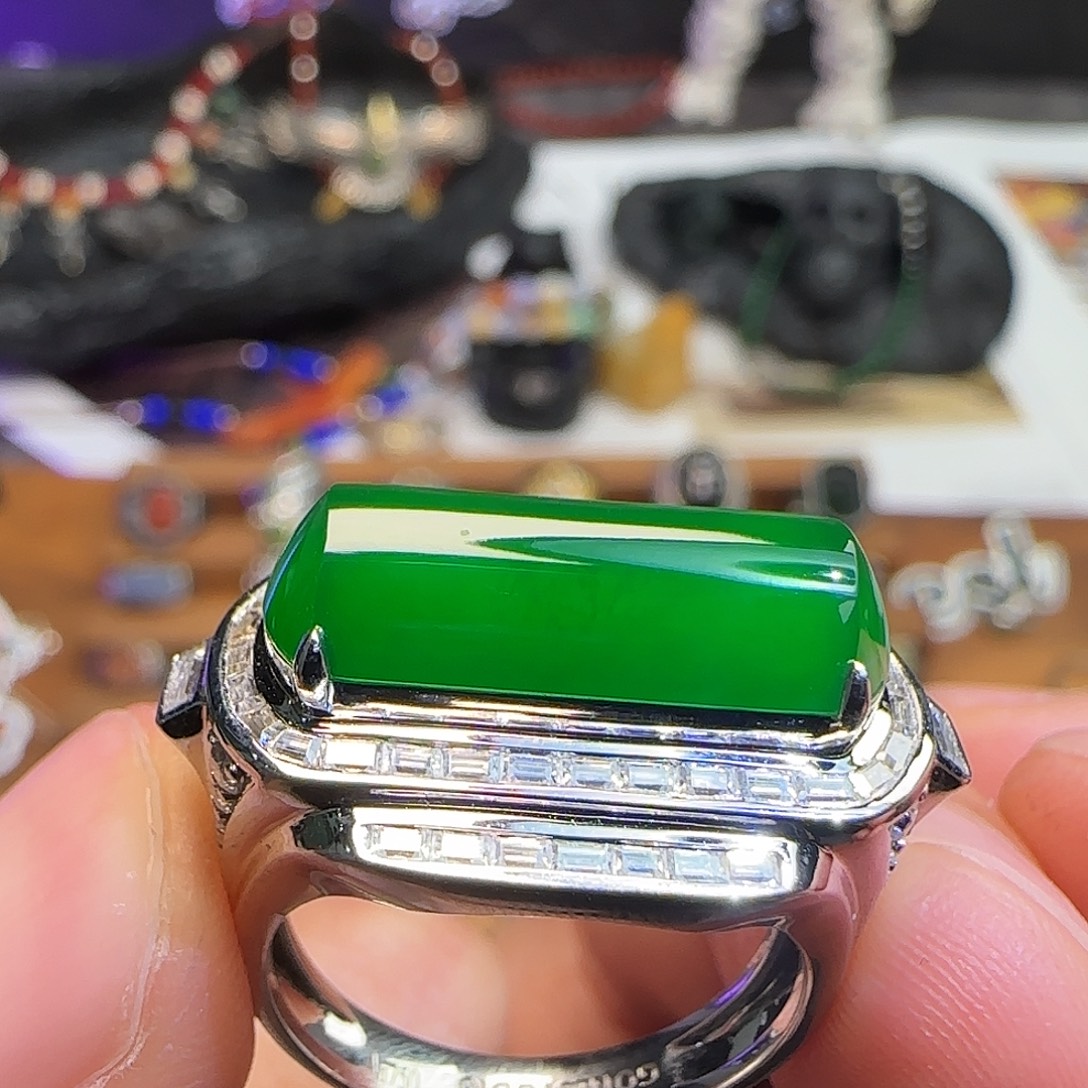 雨***承翡翠18K金镶嵌戒指