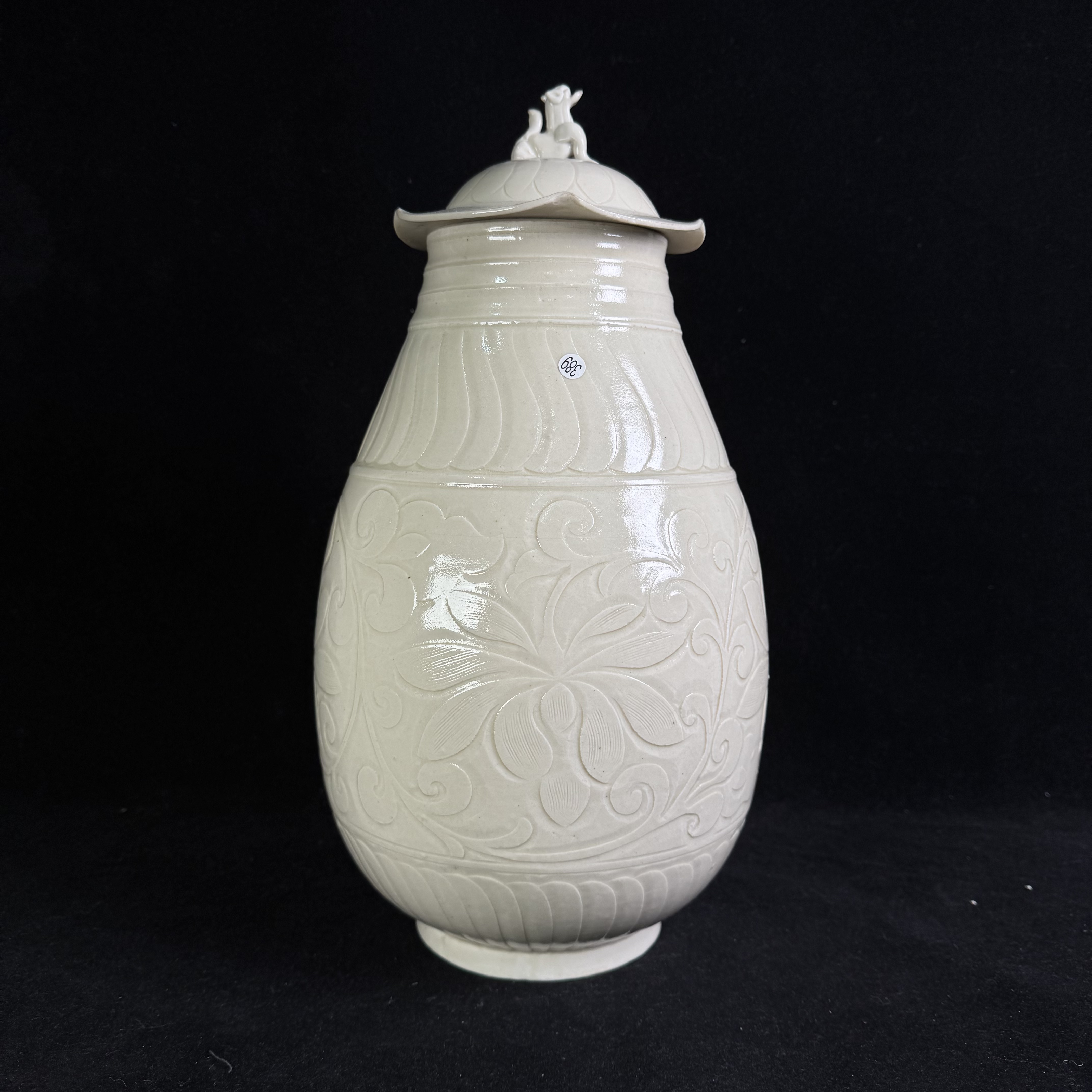 M定窑剔刻花卉纹荷叶盖罐