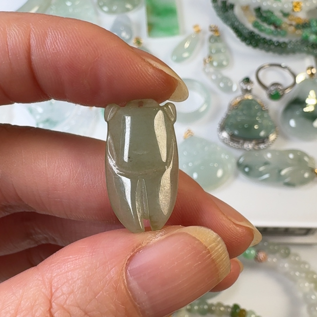 颈饰未镶嵌翡翠一鸣惊人