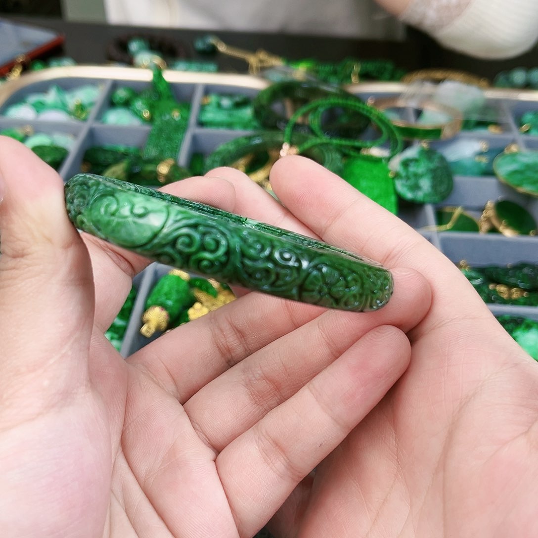 翡翠颈饰未镶嵌手镯