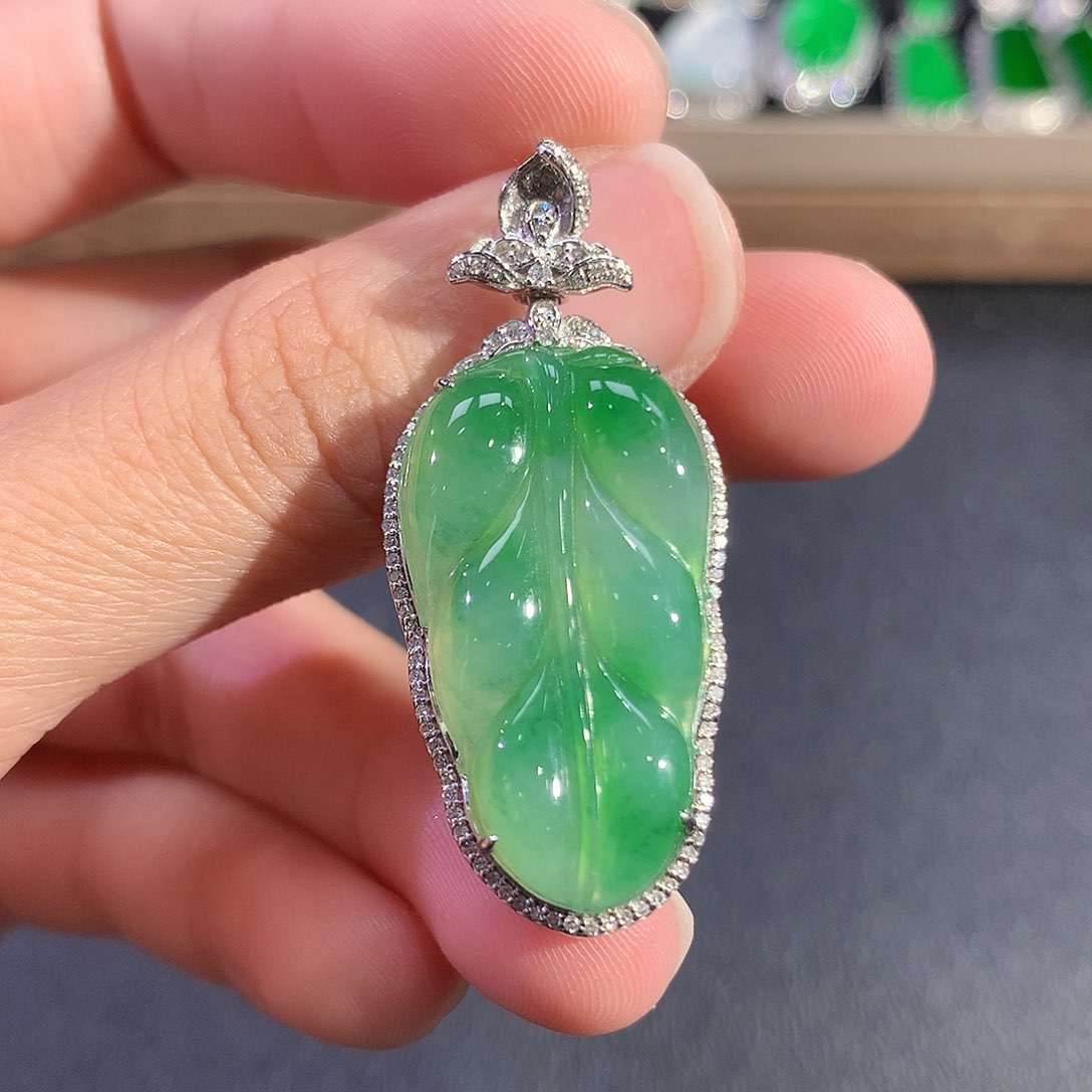 翡翠18K金镶嵌吊坠(赠链)