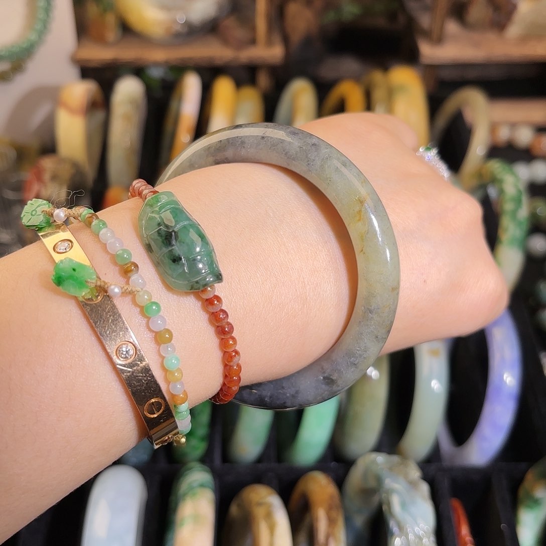 翡翠手镯未镶嵌黄乌鸡，无包容