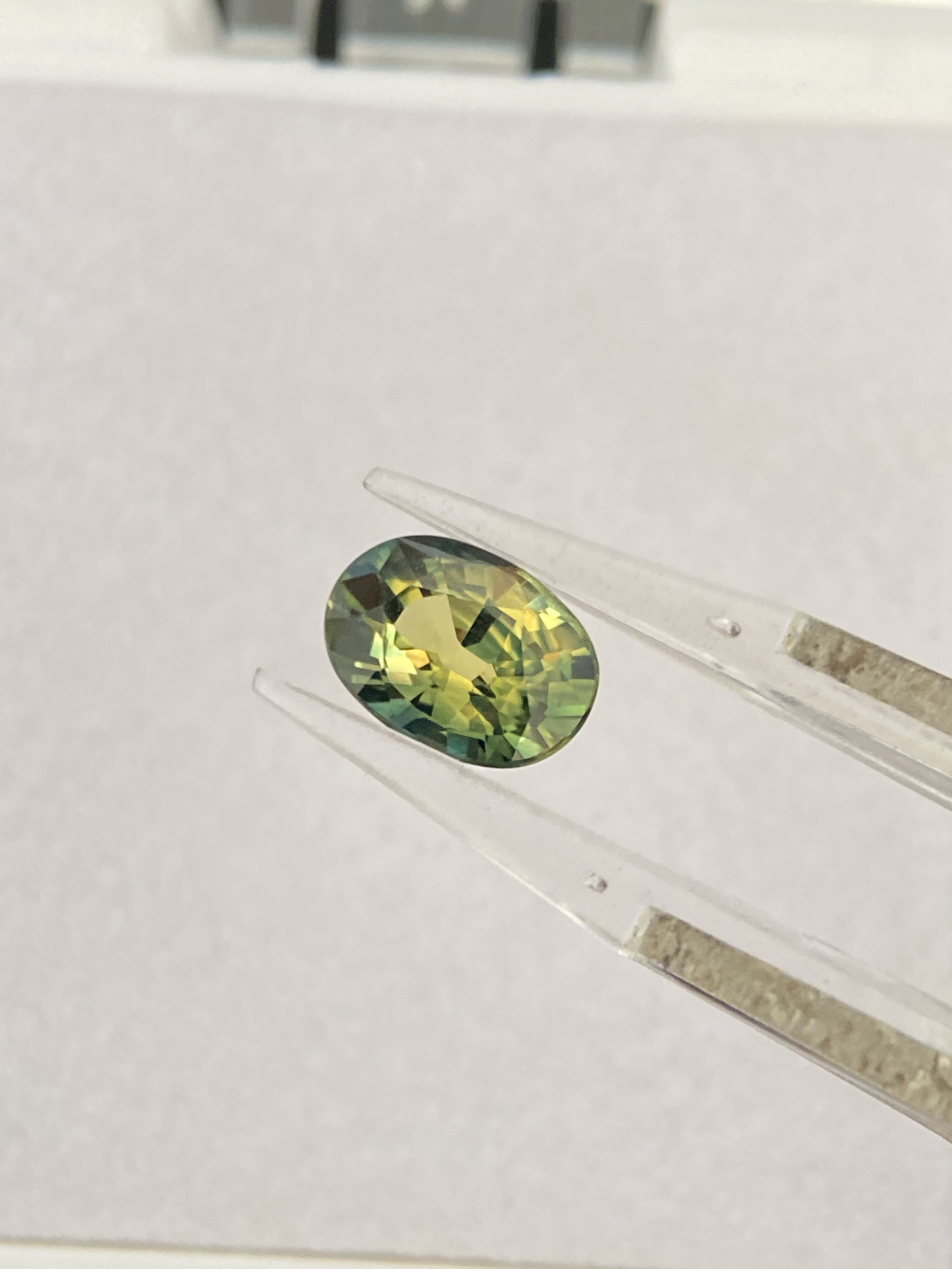 天然蓝宝石裸石双色黄绿火彩闪亮晶体干净靓丽精品