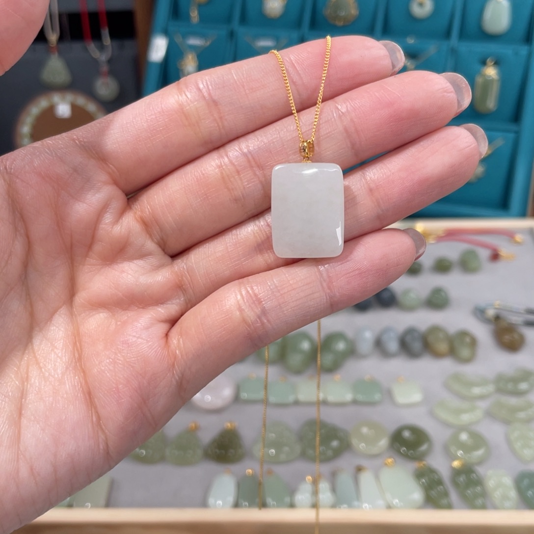 和田玉吊坠(赠链)18K金镶嵌皮*丘