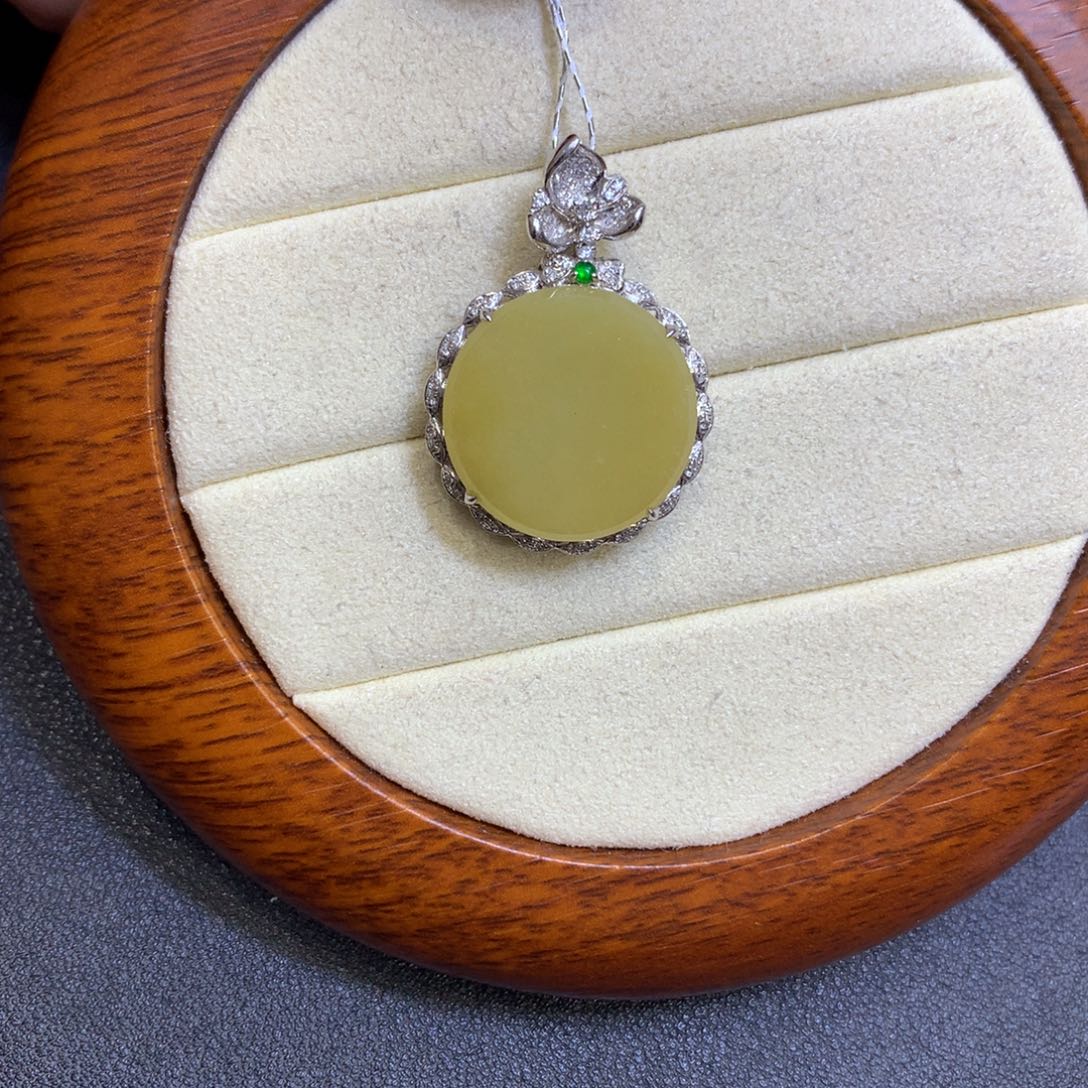 翡翠18K金镶嵌颈饰翡翠