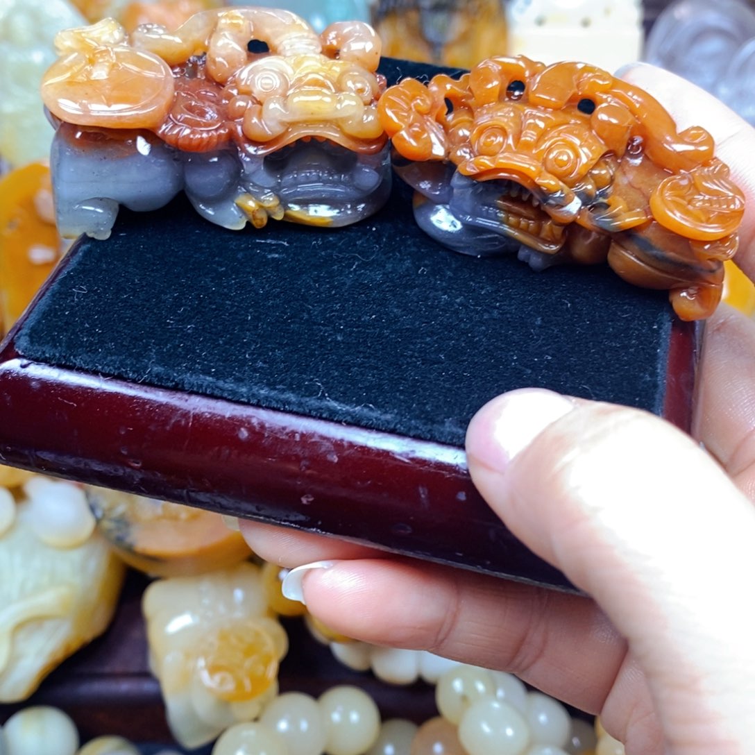 石英质玉（黄龙玉）未镶嵌颈饰
