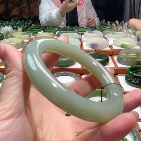 和田玉手镯未镶嵌