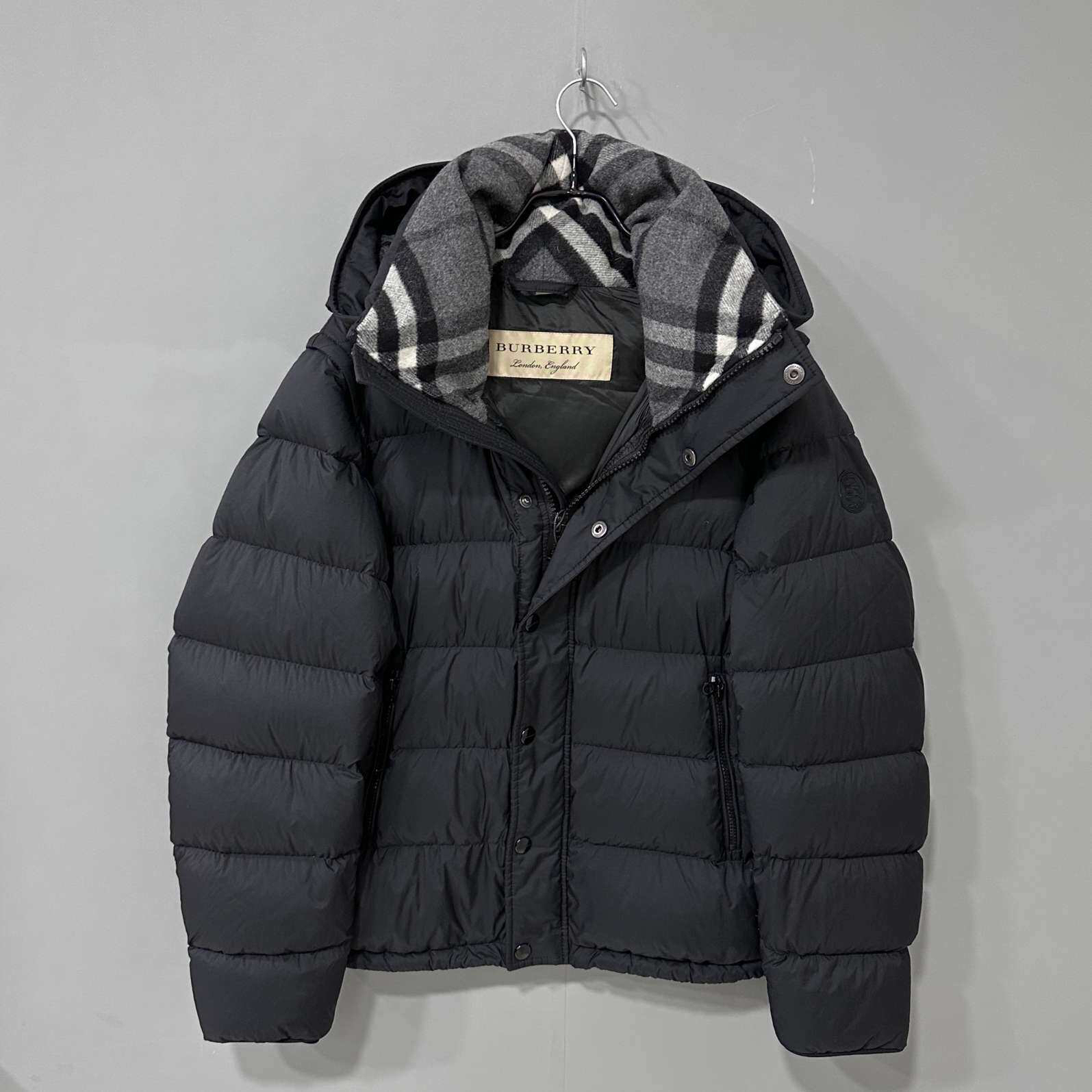 99新 BURBERRY/博柏利 哑光色连帽格纹羽绒服 Burberry46码/83354
