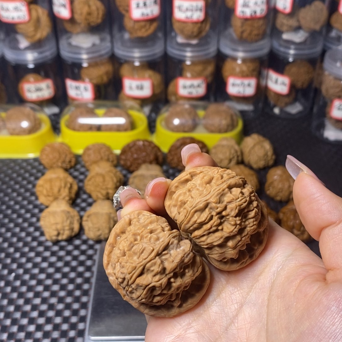 文玩核桃吊坠白狮子46.8