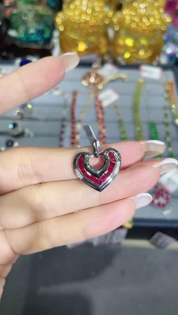 18K金镶嵌天然红宝石吊坠爱心款