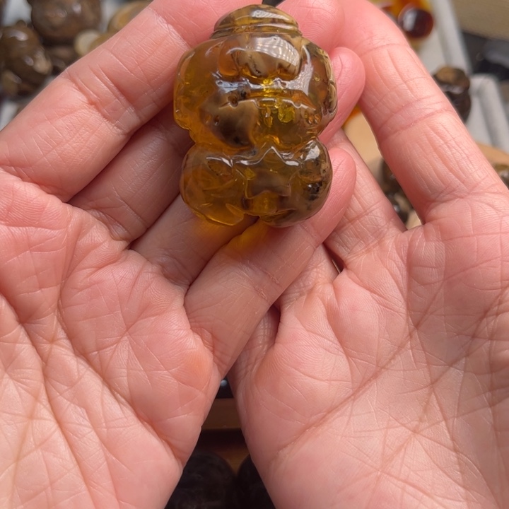 琥珀未镶嵌颈饰狗