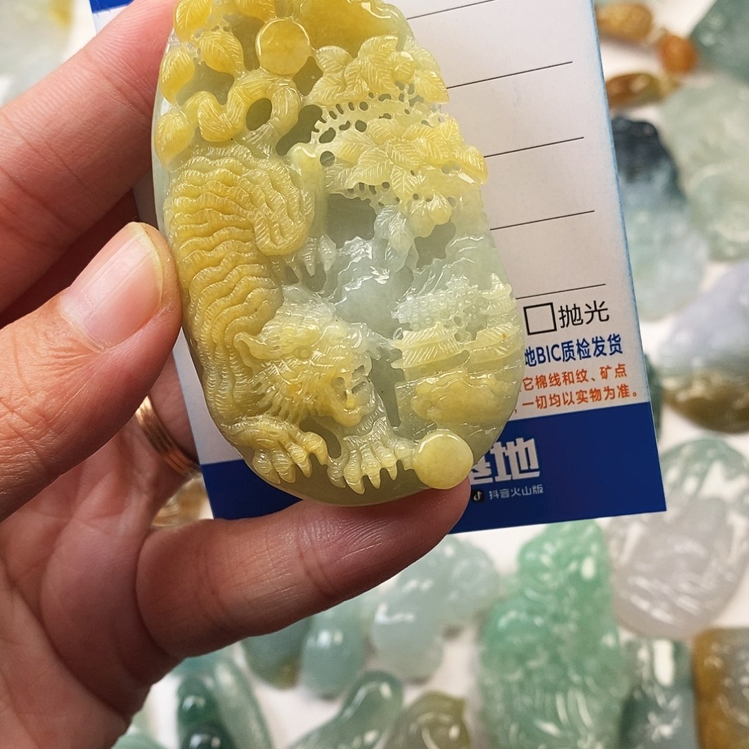翡翠未镶嵌颈饰虎
