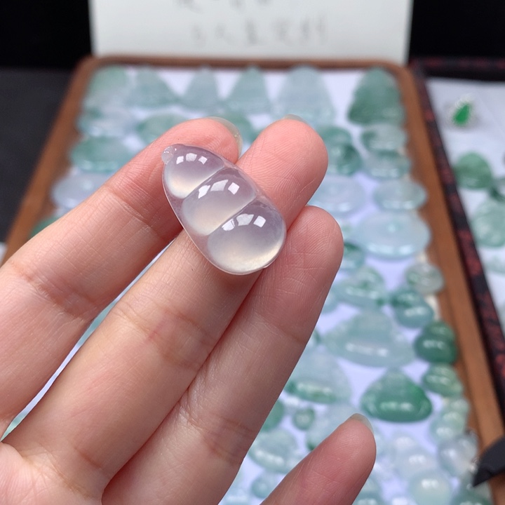 颈饰未镶嵌翡翠冰种福豆