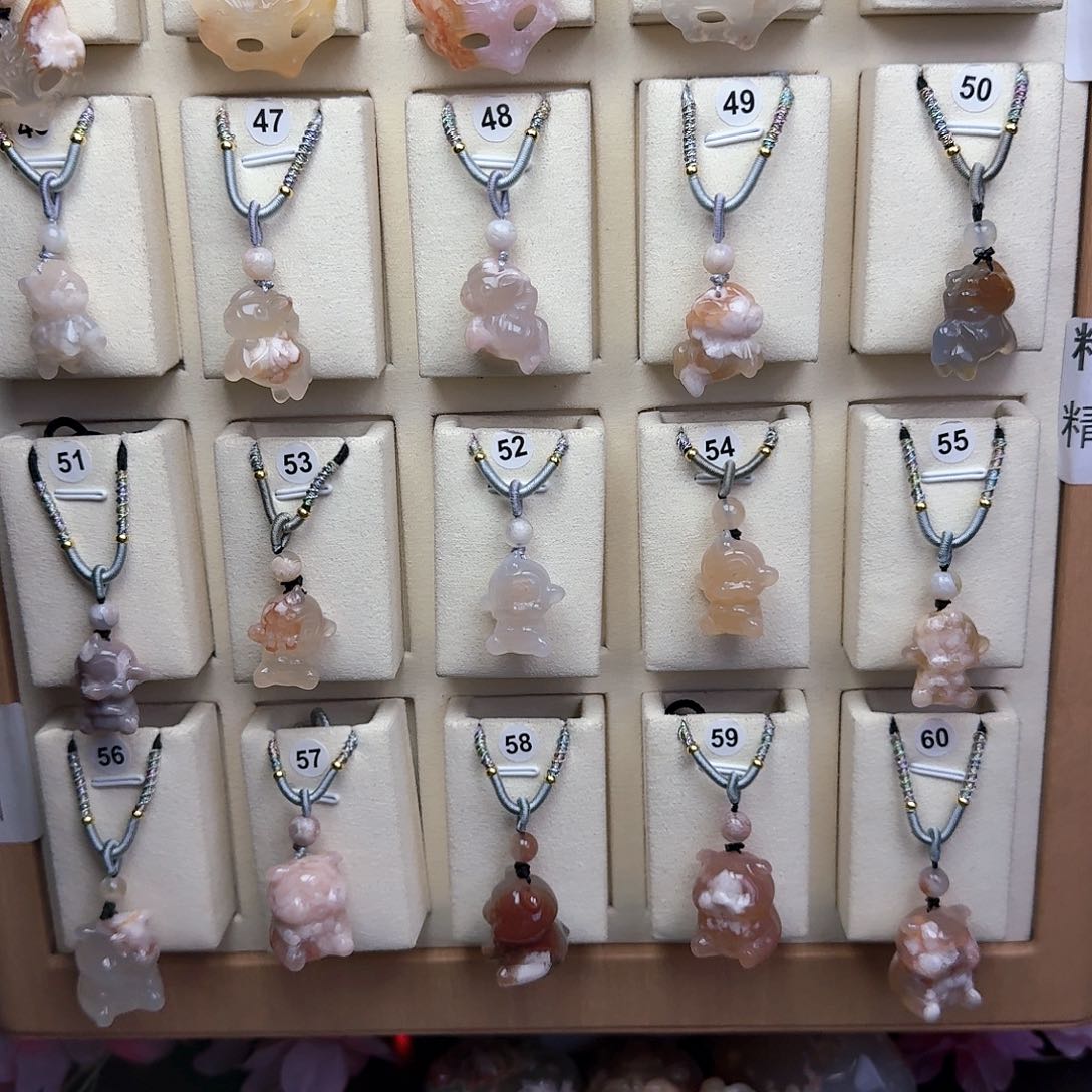 石英质玉未镶嵌颈饰散*?