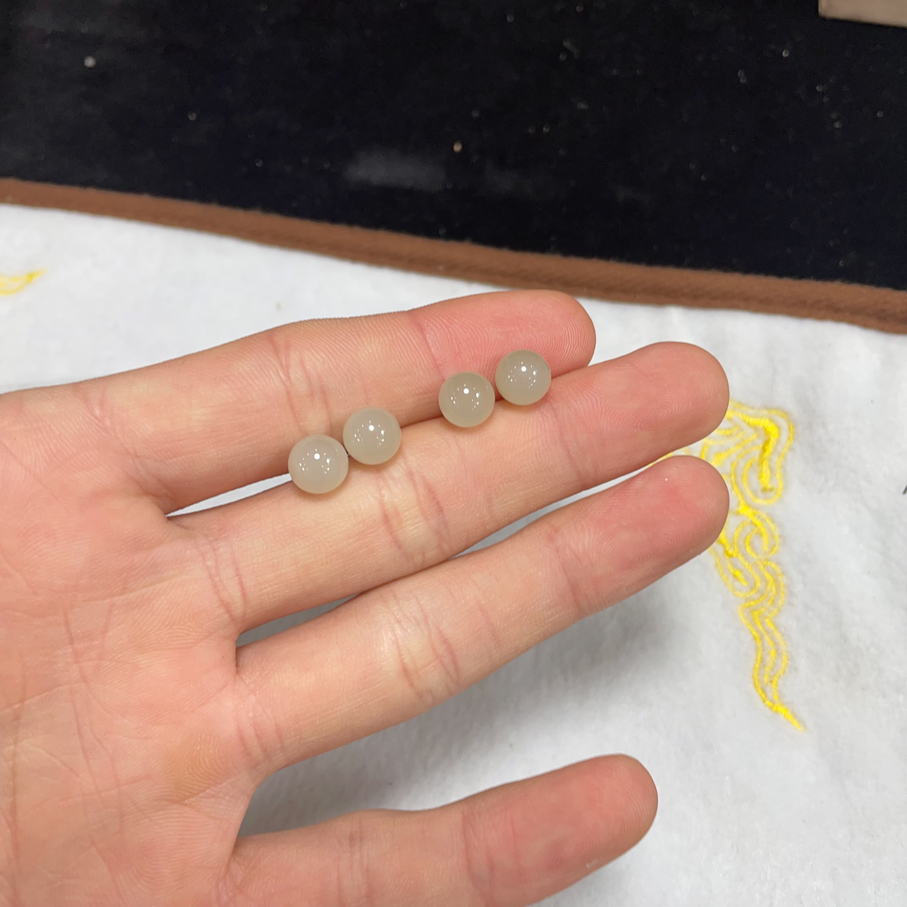 天然和田玉圆珠耳钉约7-8mm左右多样性发其一xy