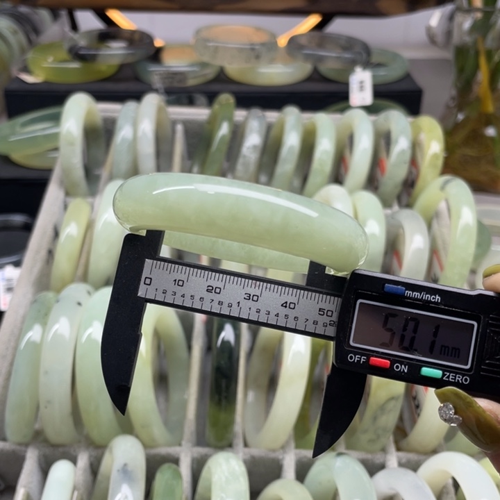 蛇纹石玉手镯未镶嵌240