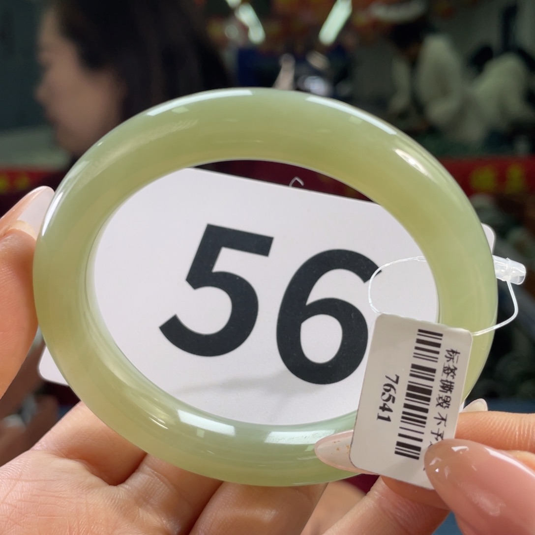 和田玉手镯未镶嵌卓*?