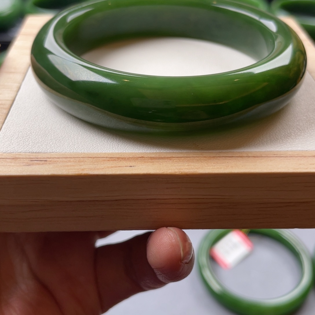 和田玉手镯未镶嵌吃****）