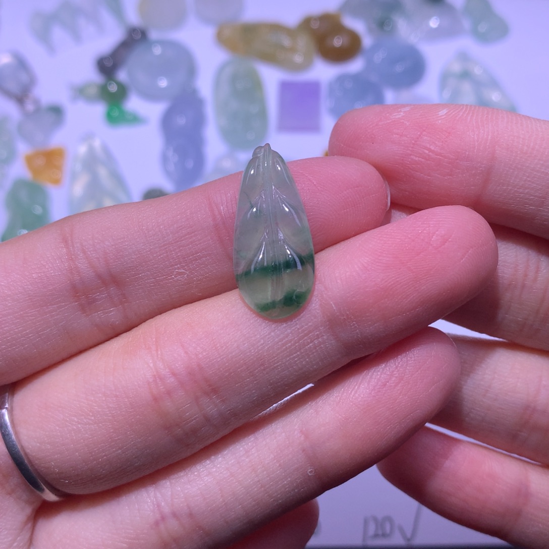 翡翠未镶嵌颈饰叶子