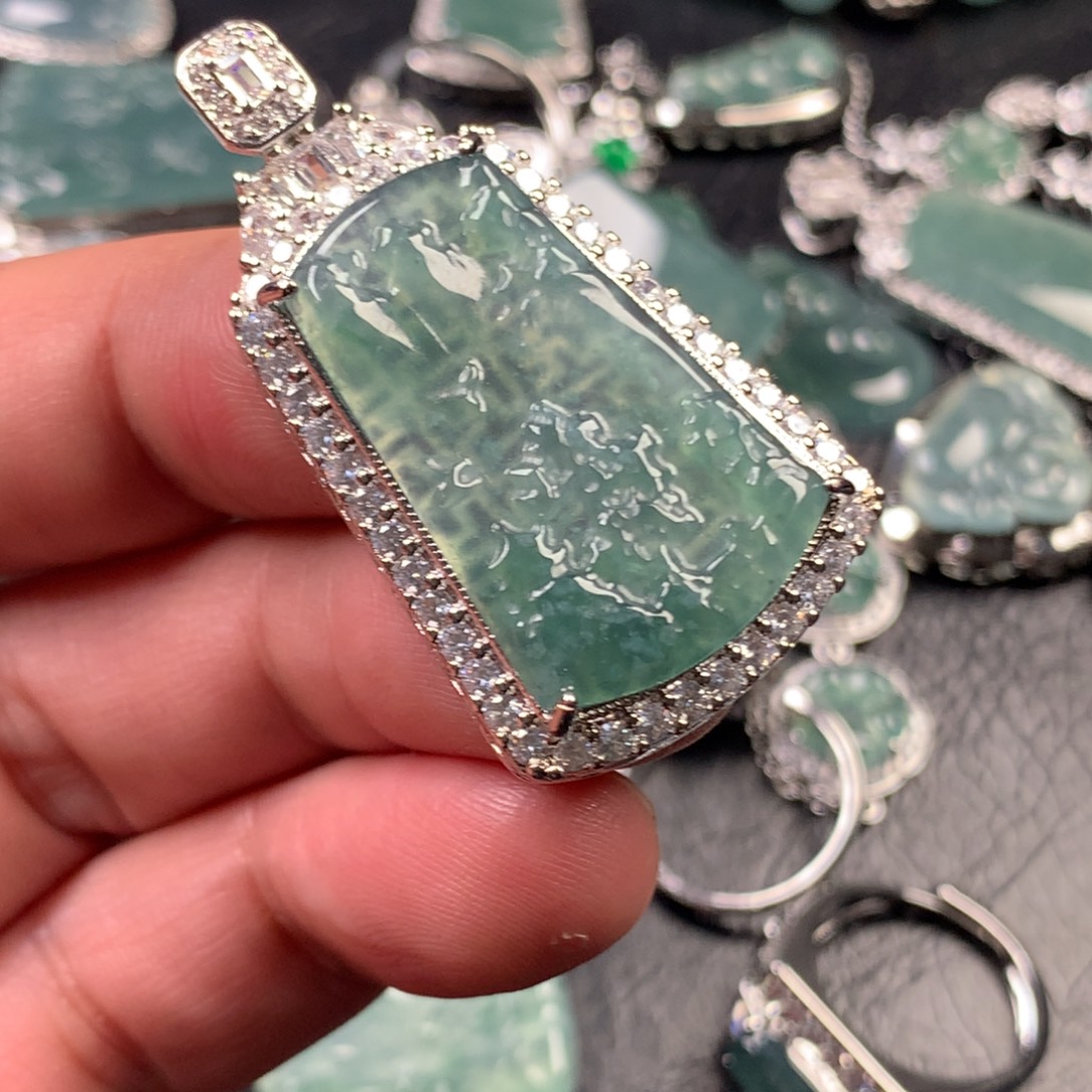 翡翠未镶嵌颈饰山水