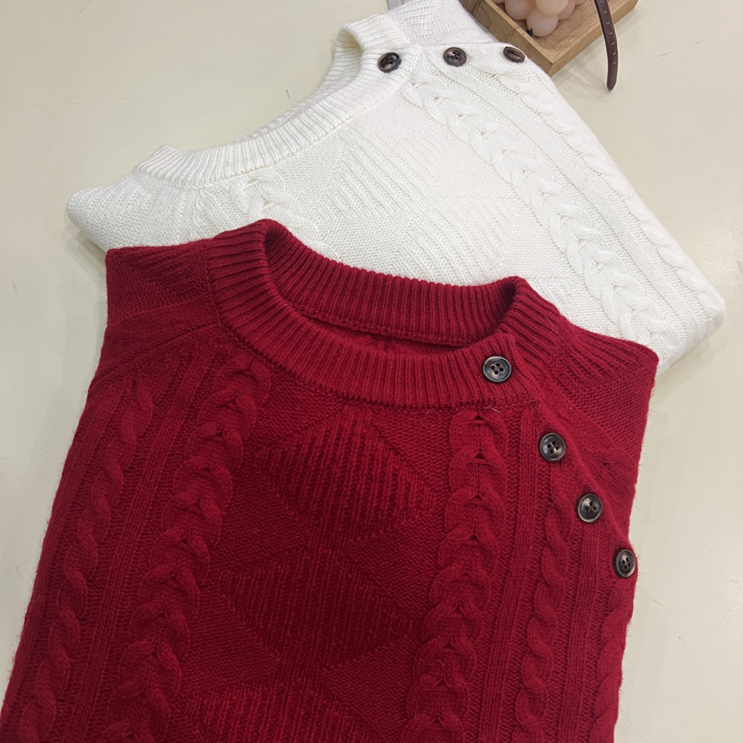 绒品 韩系纯色浮雕麻花圆领斜边扣针织衫