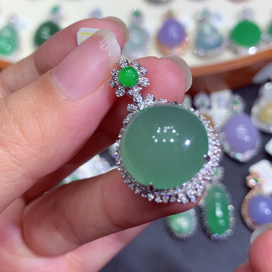 翡翠吊坠(不含链)18K金镶嵌